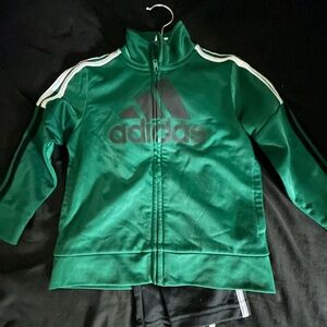 🔥 Adidas Boys Tracksuit - Perfect for your young athlete! 🔥